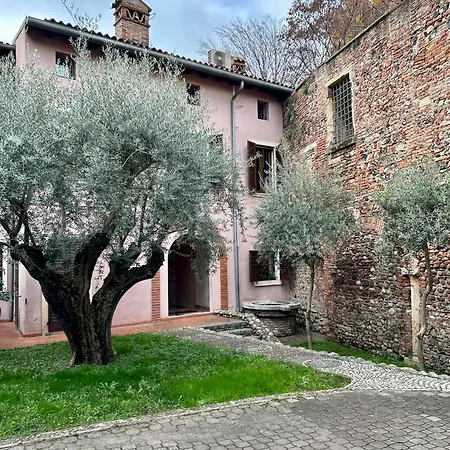 Rosso Suite-free Parking Verona